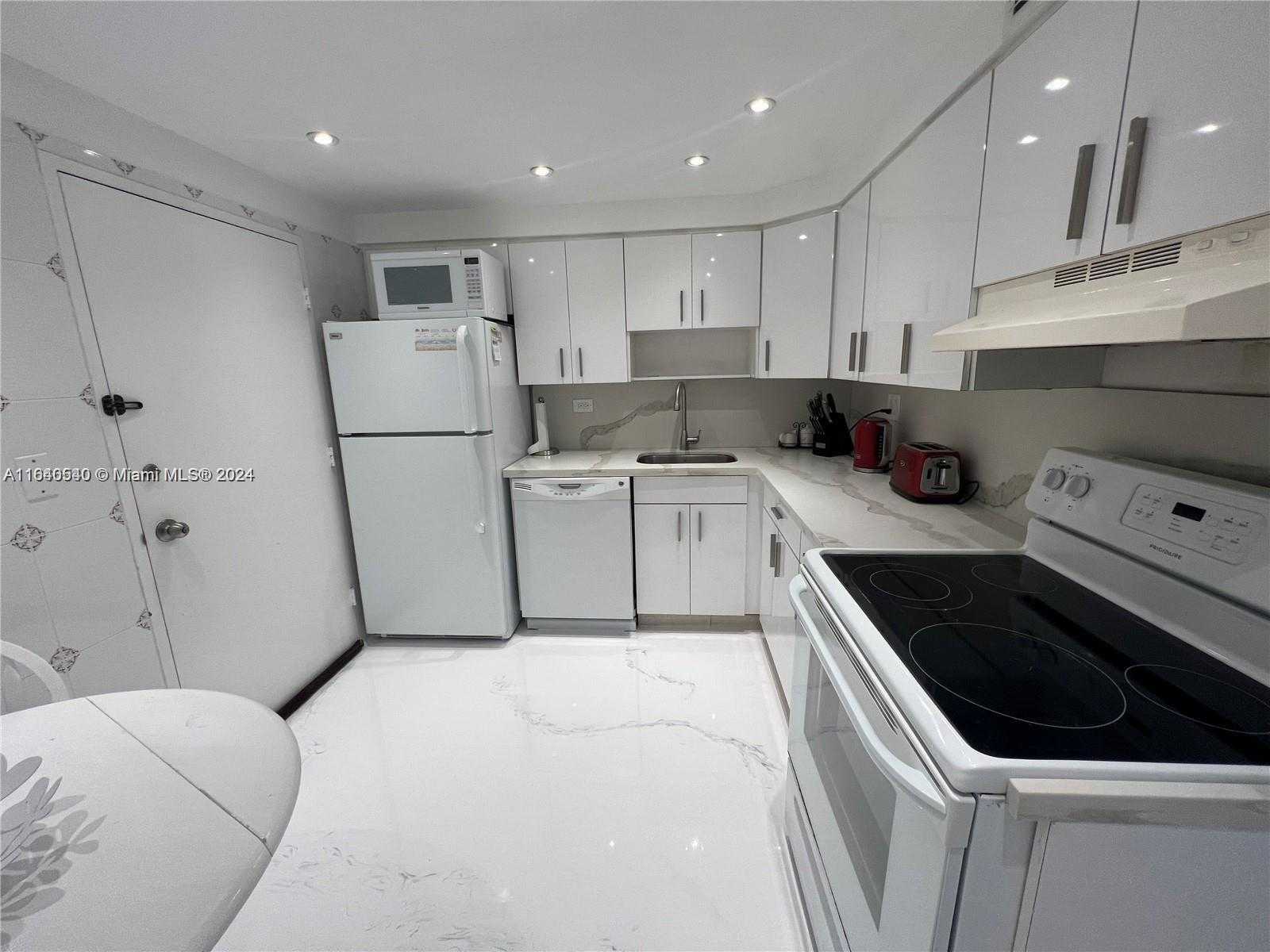 Small Image of 5555 COLLINS AVE #7T, Miami Beach Number 7