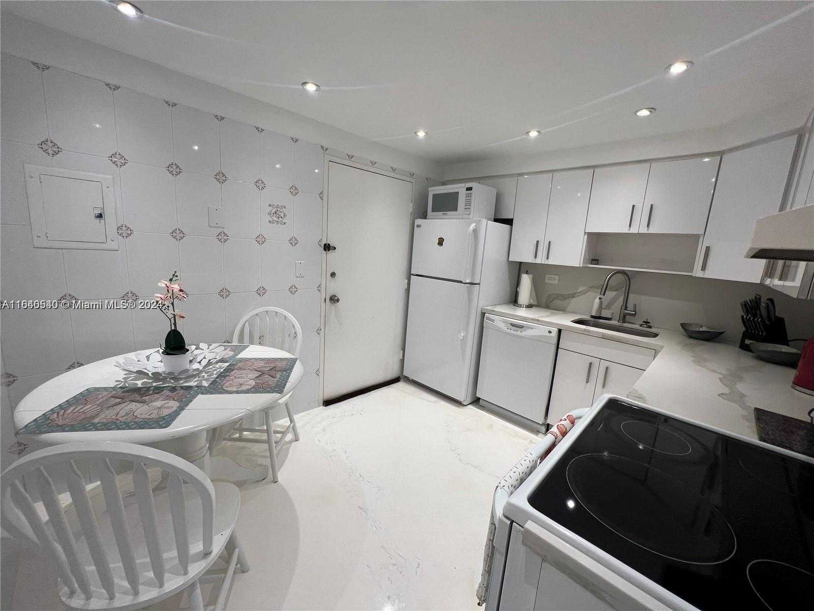 Small Image of 5555 COLLINS AVE #7T, Miami Beach Number 9