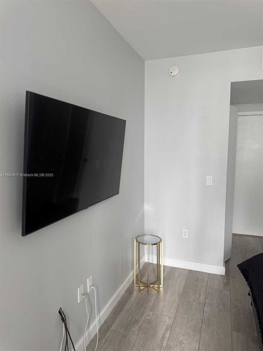 Small Image of 55 SOUTH WEST 9TH ST #1005, Miami Number 4