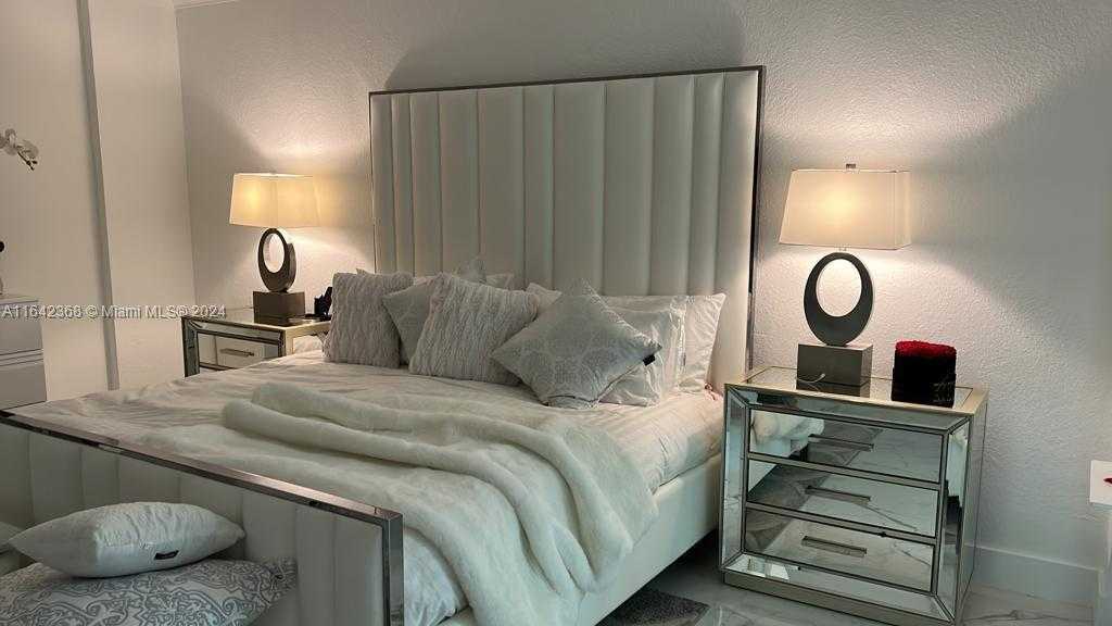 Small Image of 19390 Collins Ave, Sunny Isles Beach, FL 33160, USA Number 4