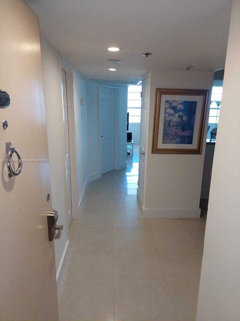 Small Image of 100 Lincoln Rd, Miami Beach, FL 33139, USA Number 14
