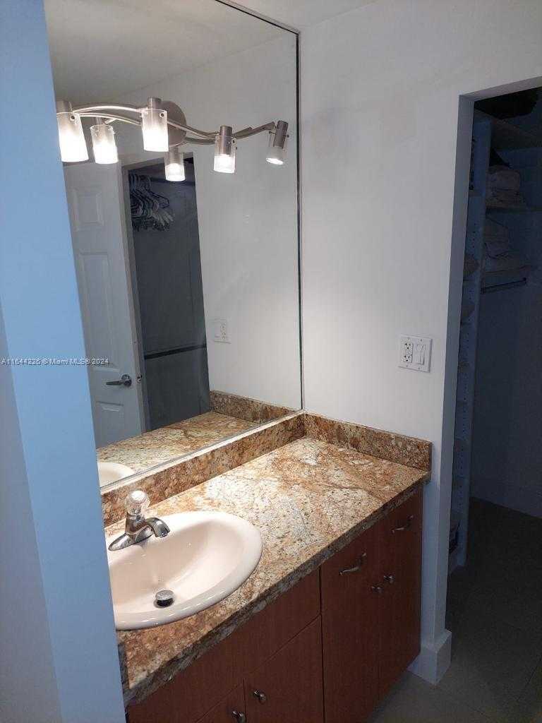 Small Image of 100 Lincoln Rd, Miami Beach, FL 33139, USA Number 16