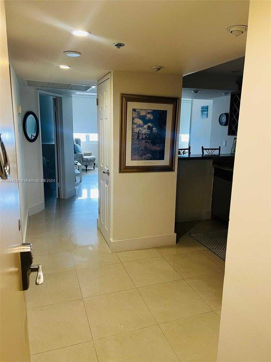 Small Image of 100 Lincoln Rd, Miami Beach, FL 33139, USA Number 2