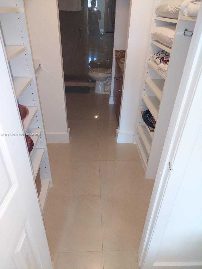 Small Image of 100 Lincoln Rd, Miami Beach, FL 33139, USA Number 20