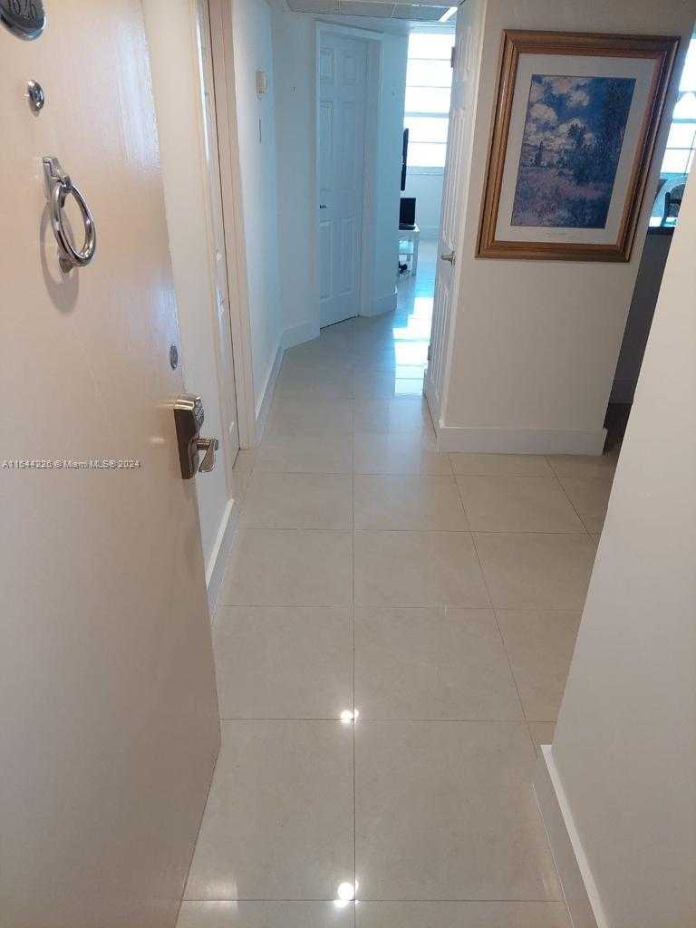 Small Image of 100 Lincoln Rd, Miami Beach, FL 33139, USA Number 21