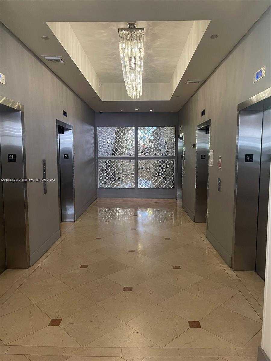 Small Image of 100 Lincoln Rd, Miami Beach, FL 33139, USA Number 24