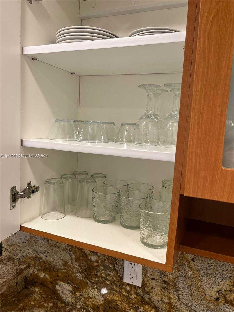 Small Image of 100 Lincoln Rd, Miami Beach, FL 33139, USA Number 33