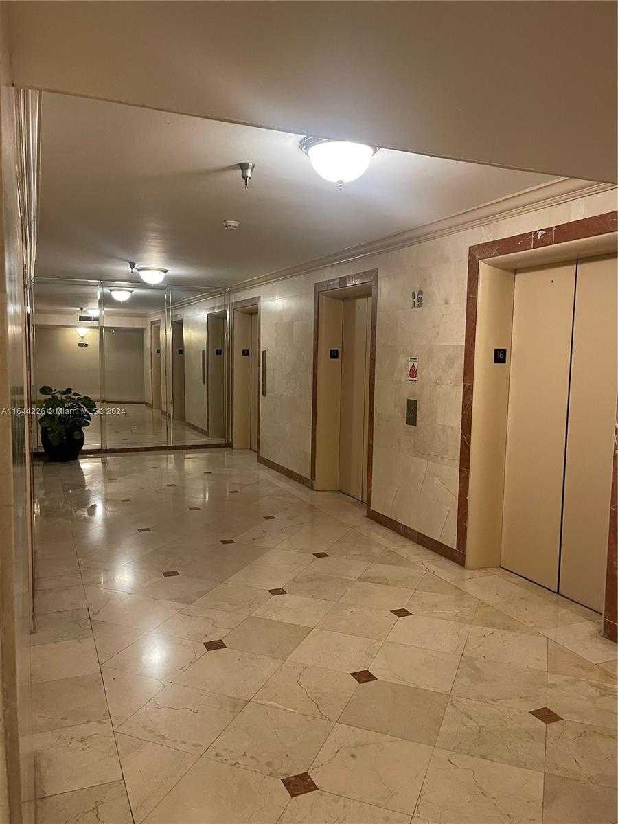 Small Image of 100 Lincoln Rd, Miami Beach, FL 33139, USA Number 40