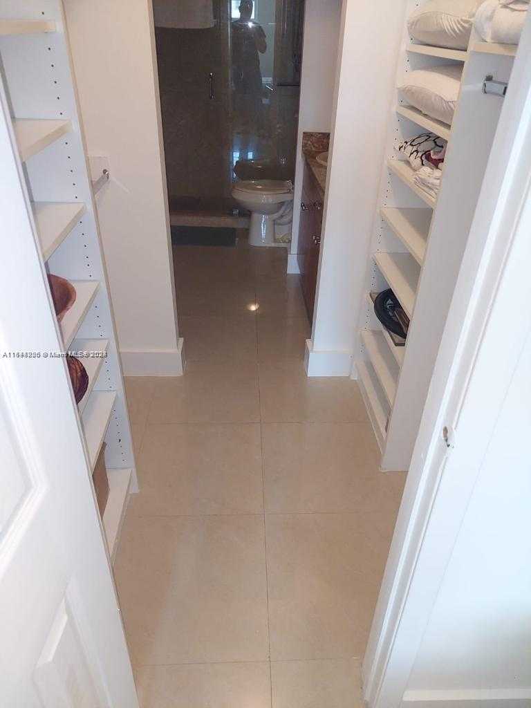 Small Image of 100 Lincoln Rd, Miami Beach, FL 33139, USA Number 41