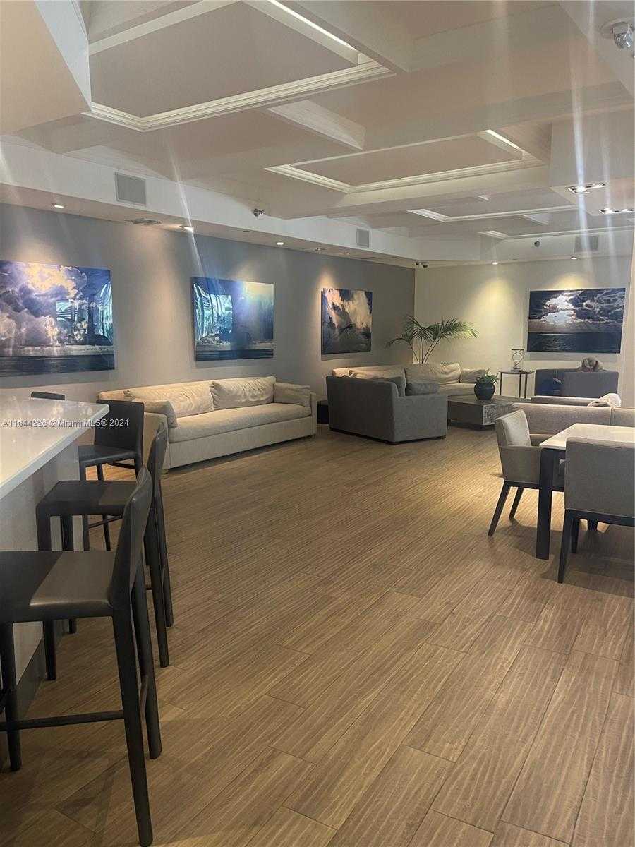 Small Image of 100 Lincoln Rd, Miami Beach, FL 33139, USA Number 47