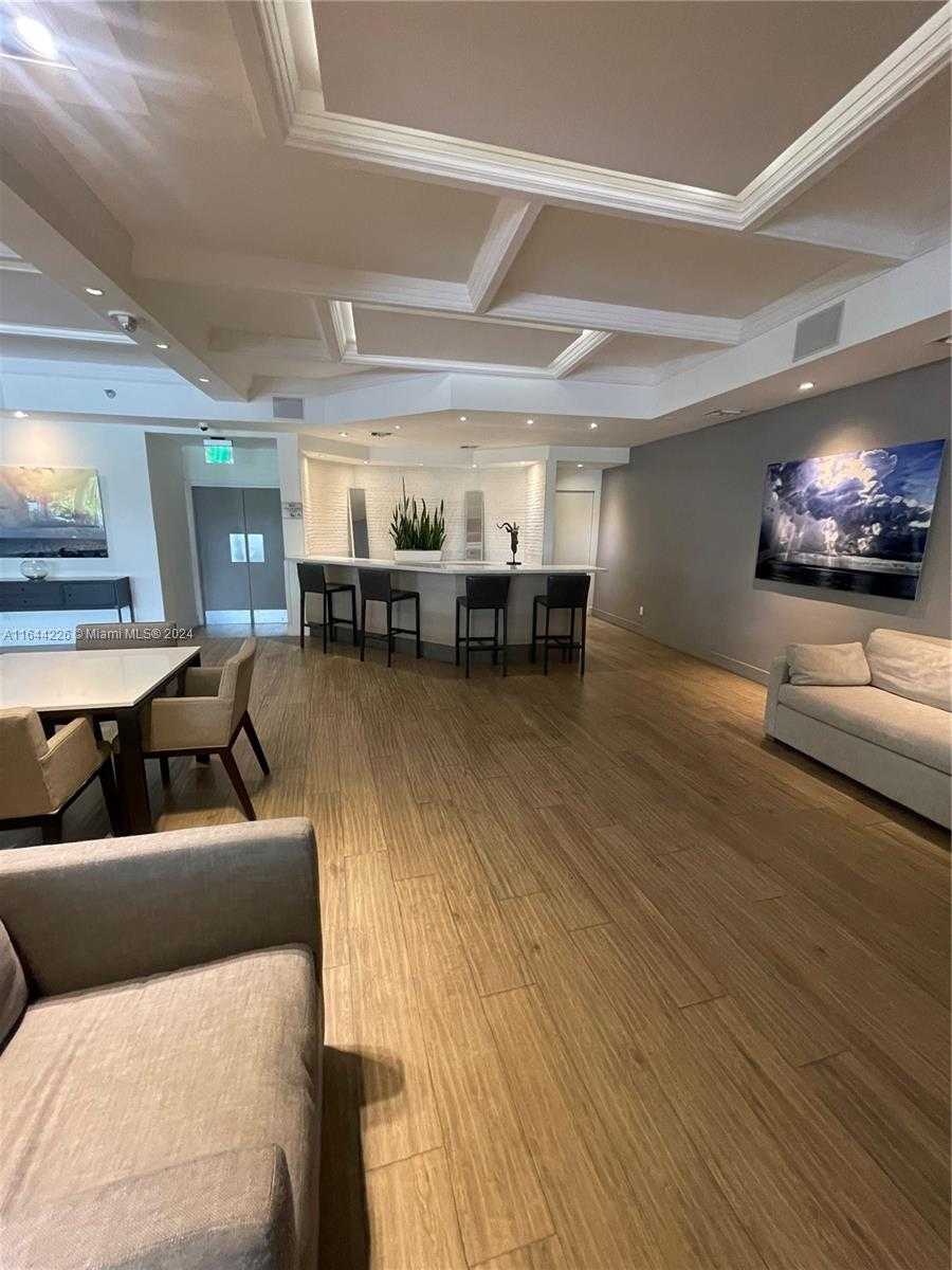 Small Image of 100 Lincoln Rd, Miami Beach, FL 33139, USA Number 48