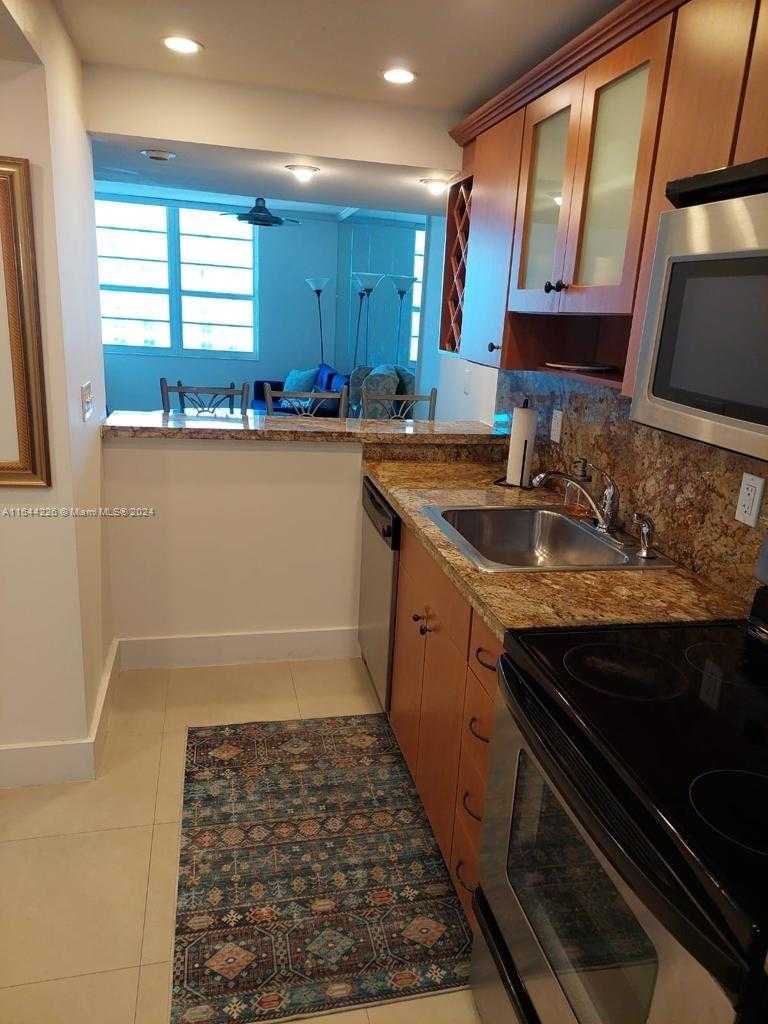 Small Image of 100 Lincoln Rd, Miami Beach, FL 33139, USA Number 5