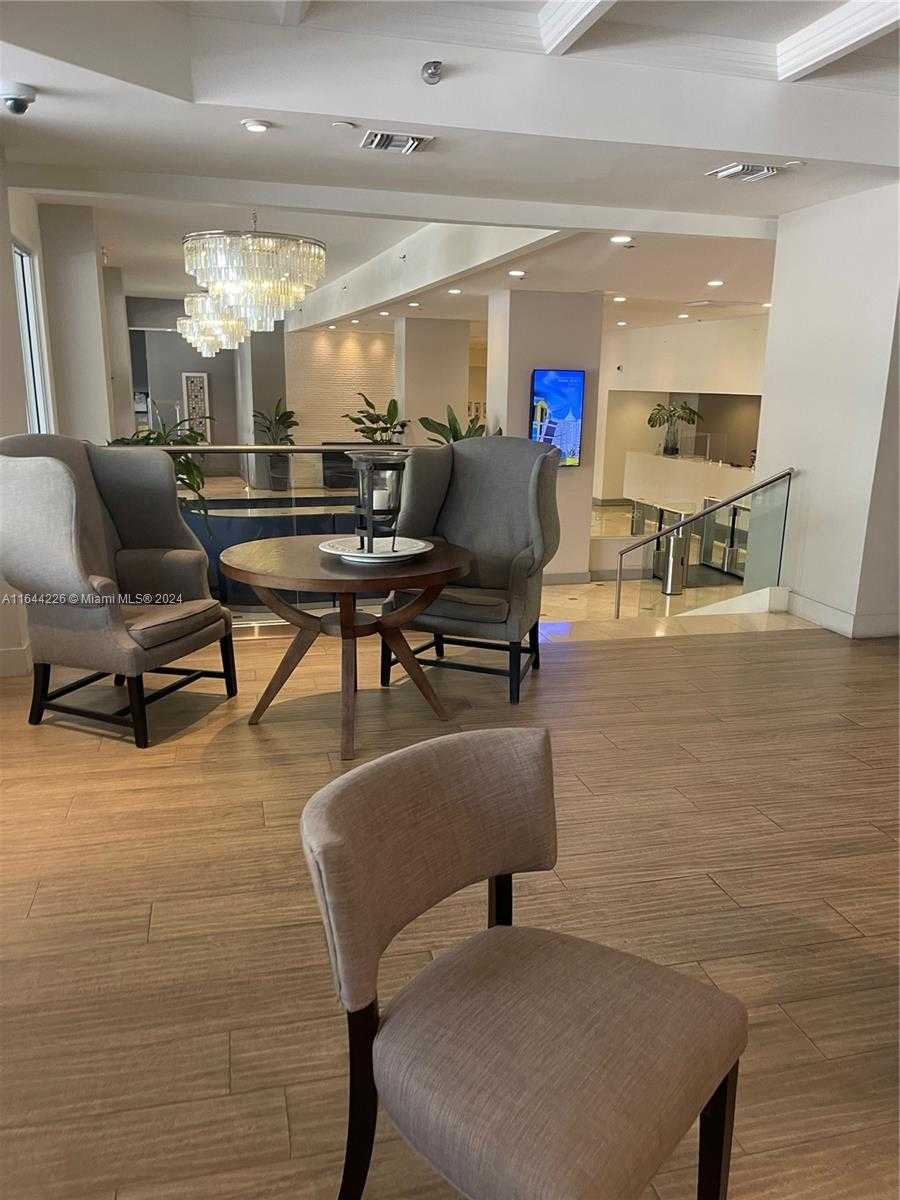 Small Image of 100 Lincoln Rd, Miami Beach, FL 33139, USA Number 50