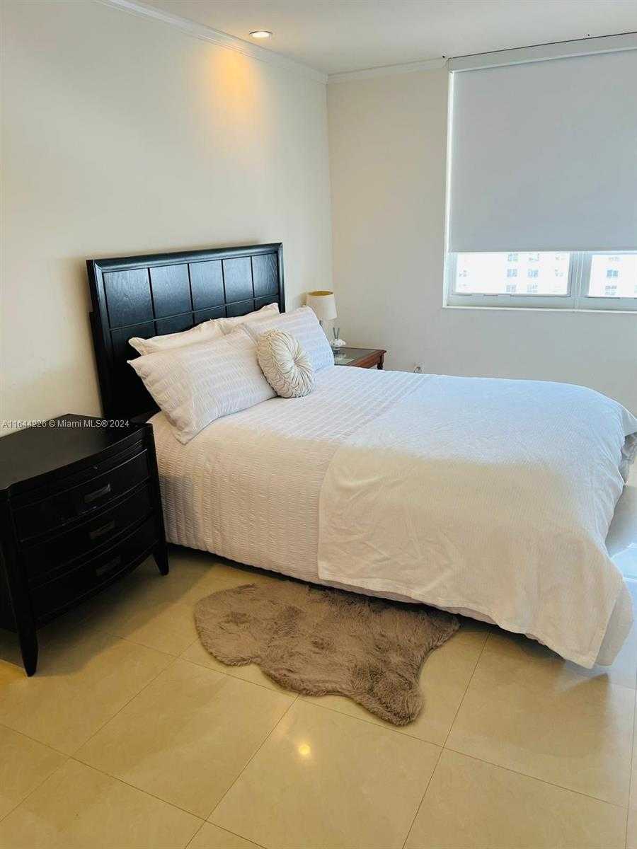 Small Image of 100 Lincoln Rd, Miami Beach, FL 33139, USA Number 9
