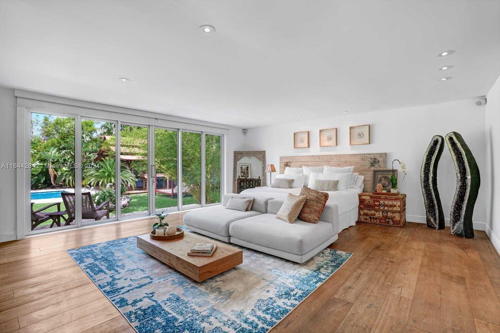 Small Image of 575 HIBISCUS LN, Miami Number 19