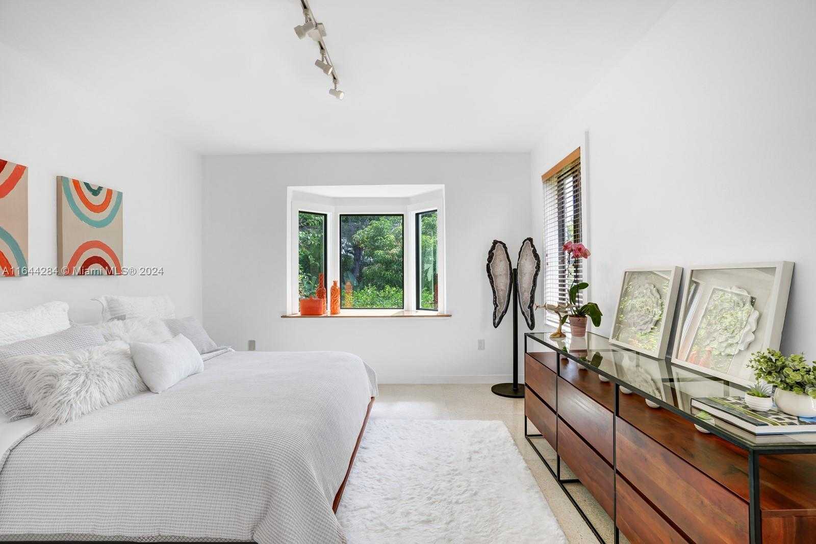 Small Image of 575 HIBISCUS LN, Miami Number 30