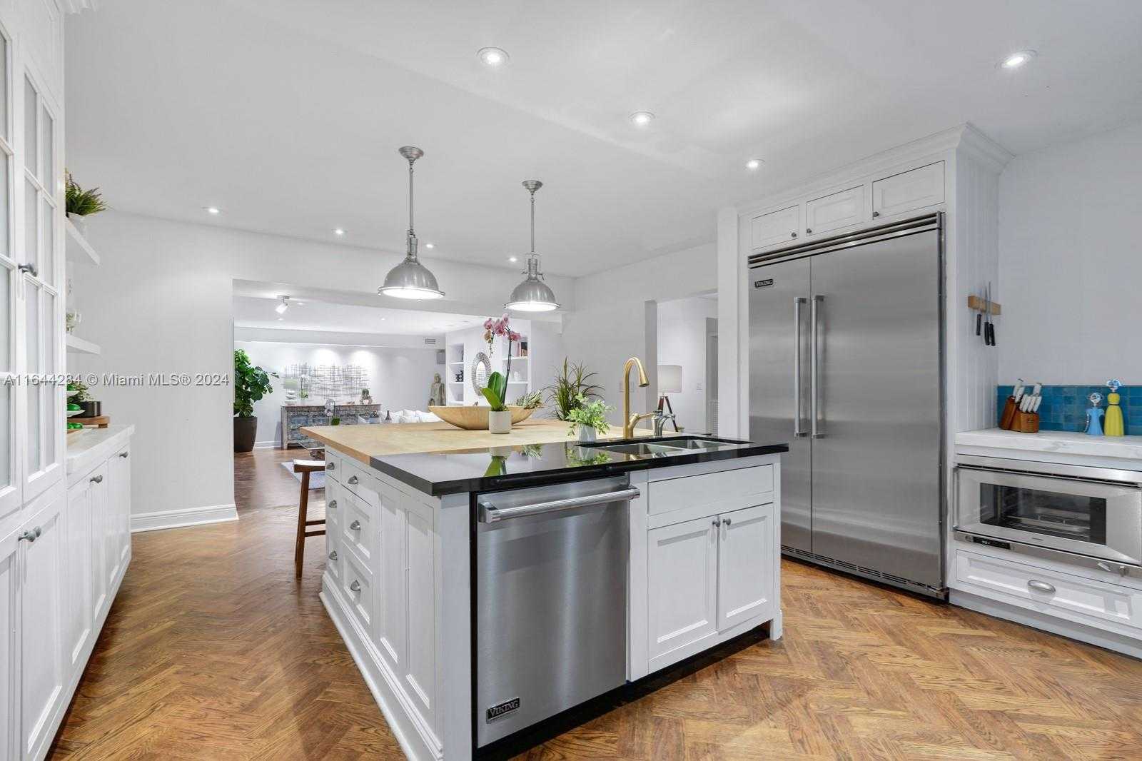 Small Image of 575 HIBISCUS LN, Miami Number 9