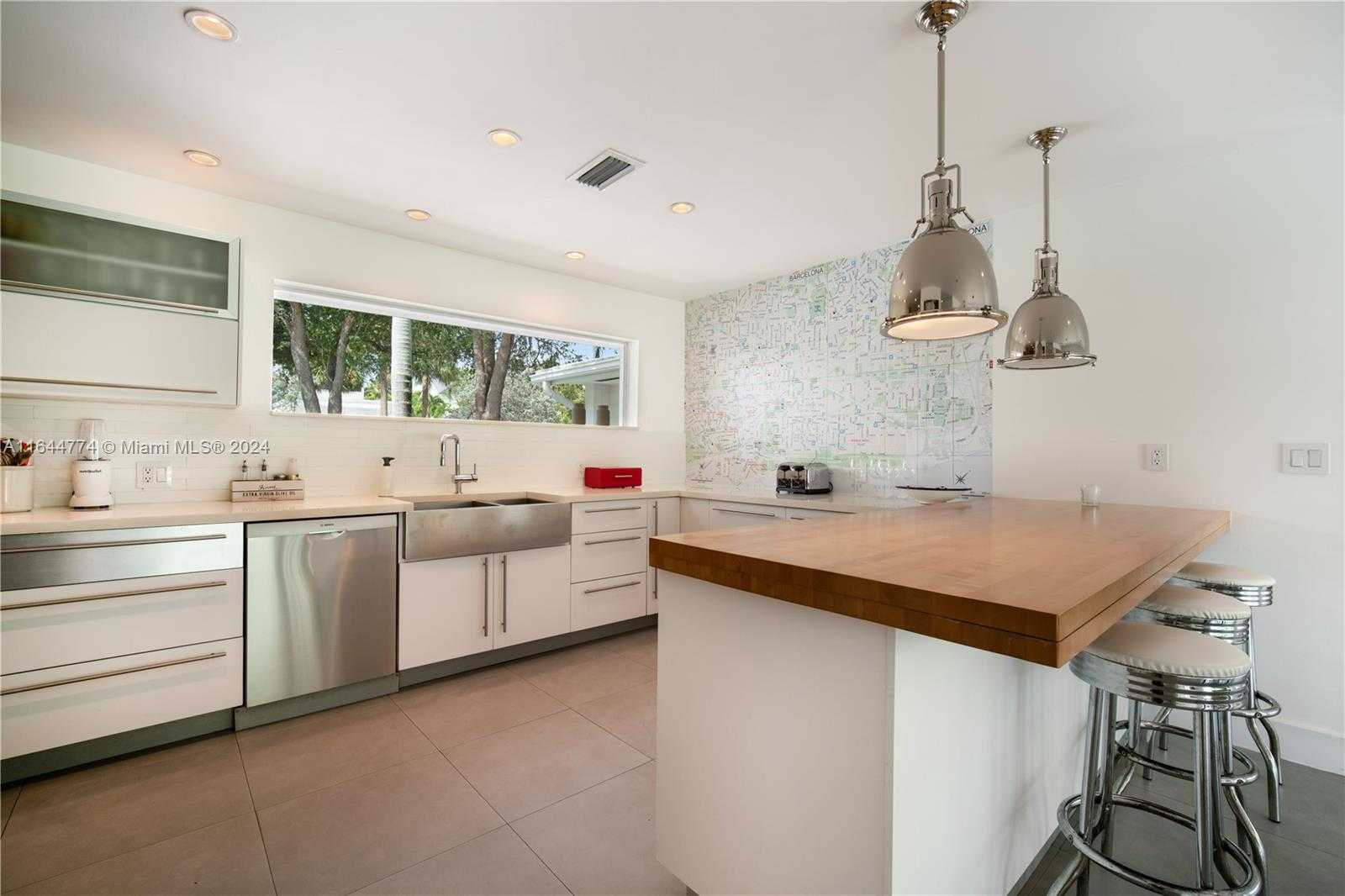 Small Image of 861 HARBOR DR, Key Biscayne Number 12