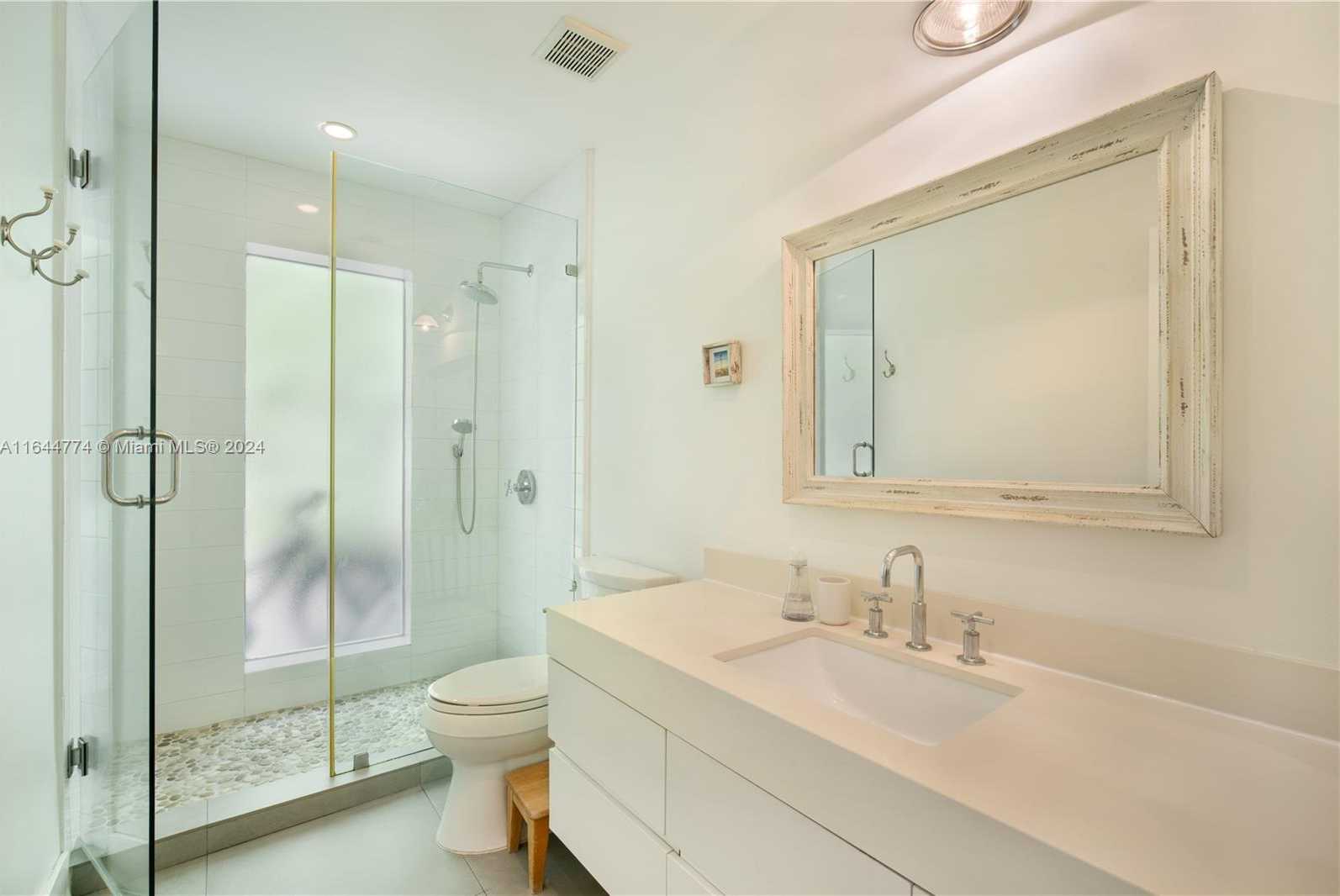 Small Image of 861 HARBOR DR, Key Biscayne Number 21