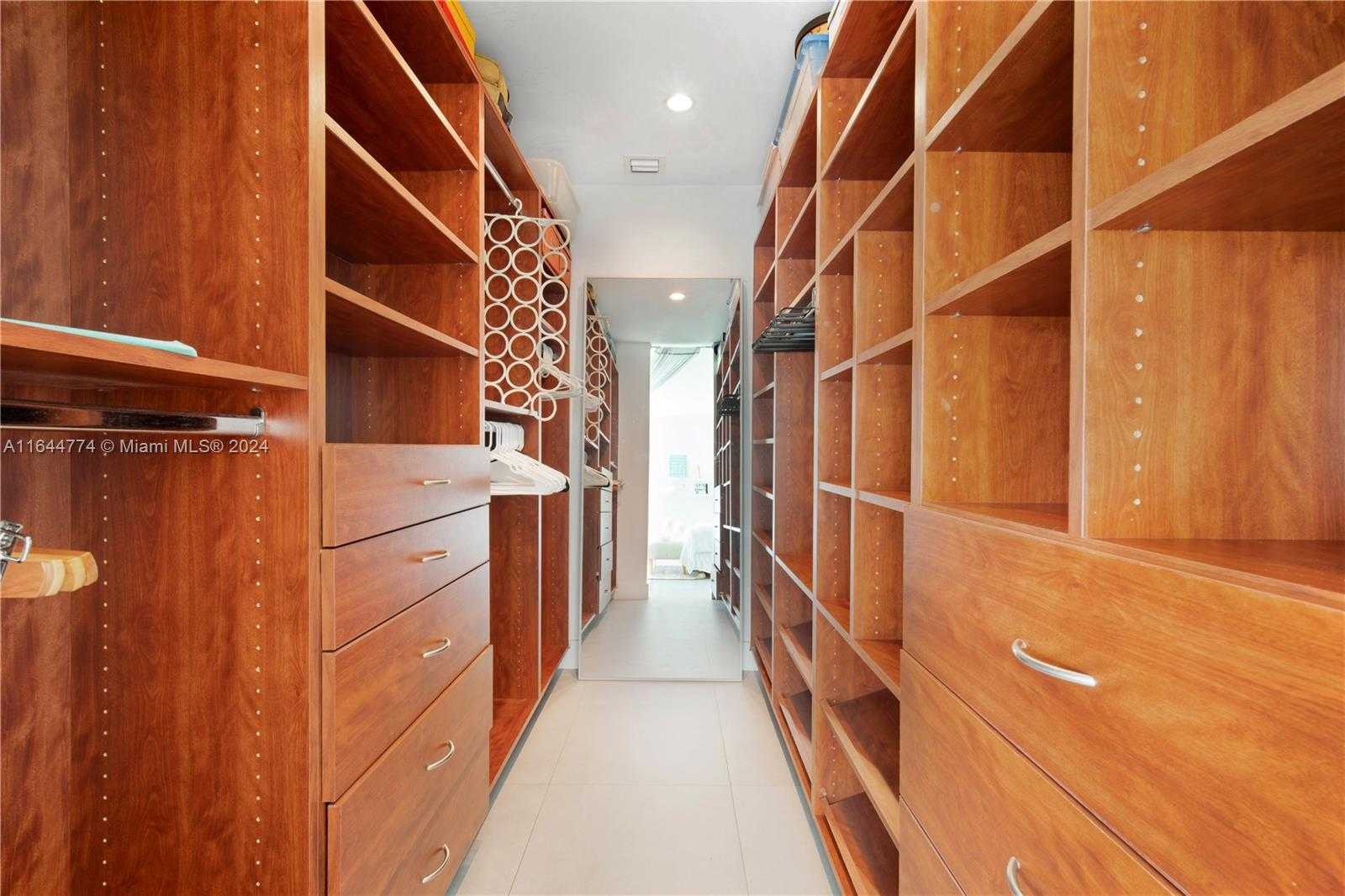 Small Image of 861 HARBOR DR, Key Biscayne Number 24