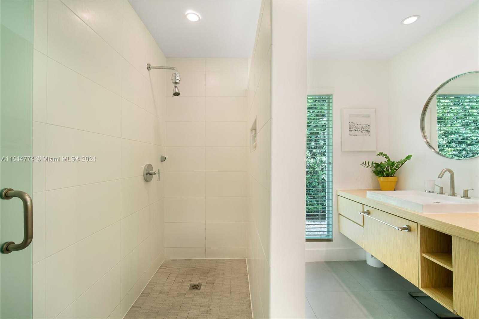 Small Image of 861 HARBOR DR, Key Biscayne Number 27