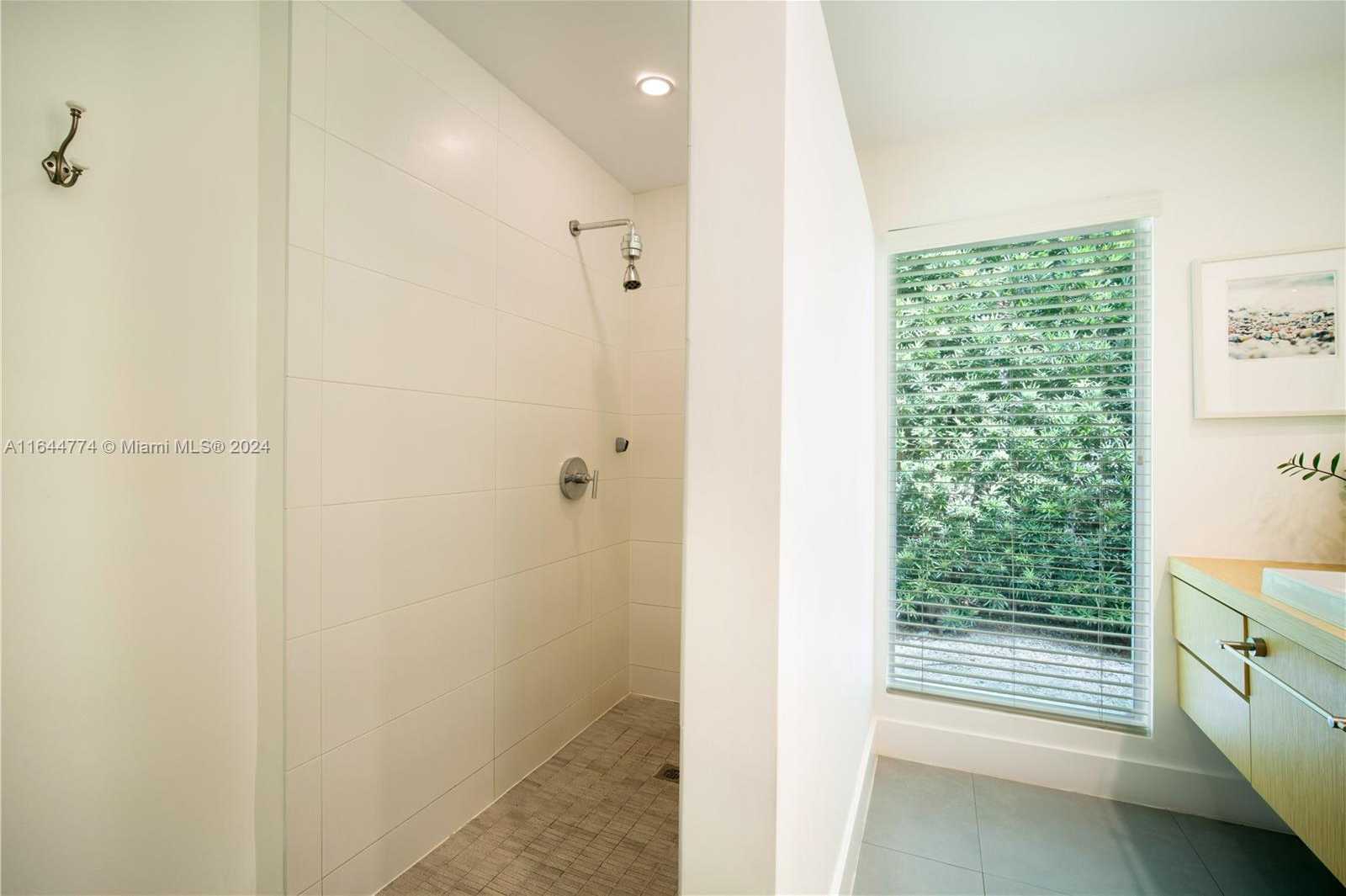 Small Image of 861 HARBOR DR, Key Biscayne Number 28