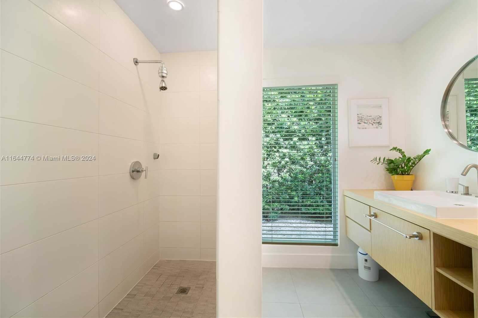 Small Image of 861 HARBOR DR, Key Biscayne Number 29