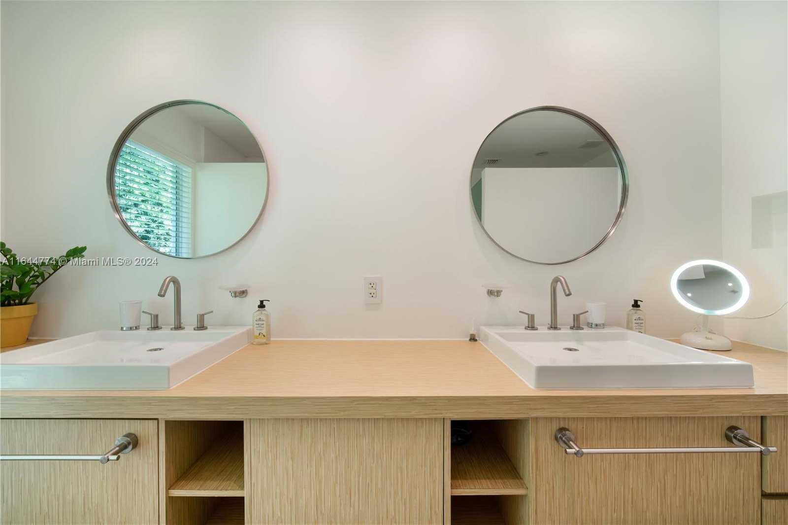 Small Image of 861 HARBOR DR, Key Biscayne Number 30