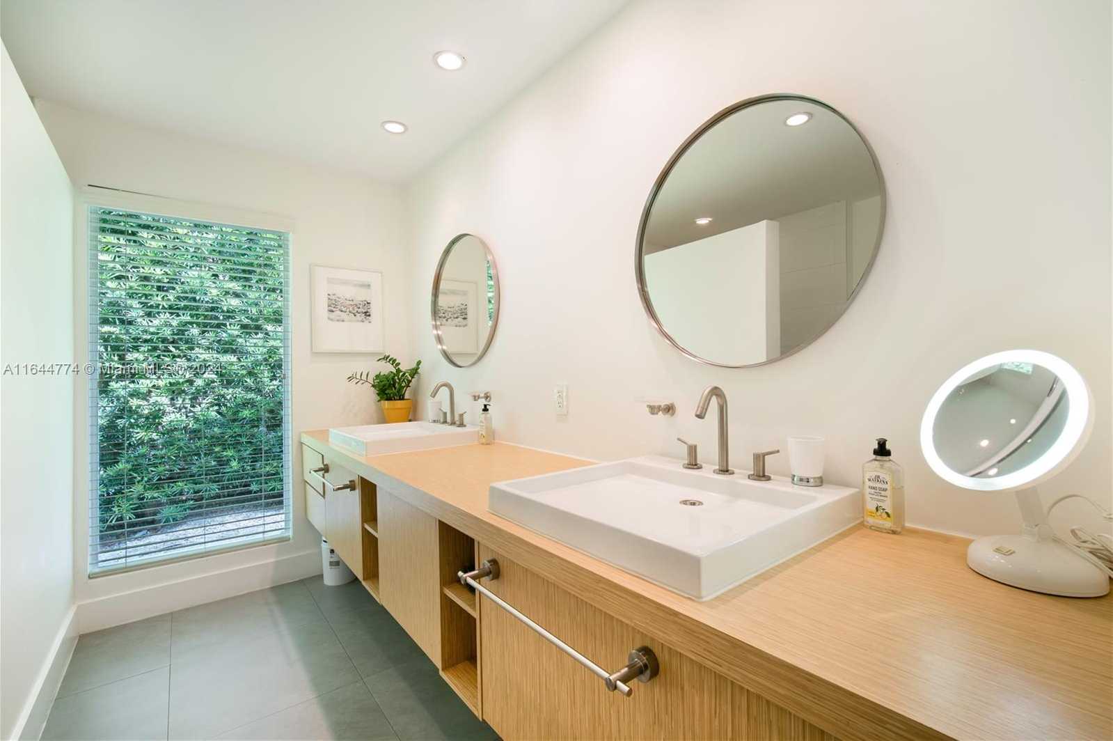 Small Image of 861 HARBOR DR, Key Biscayne Number 31