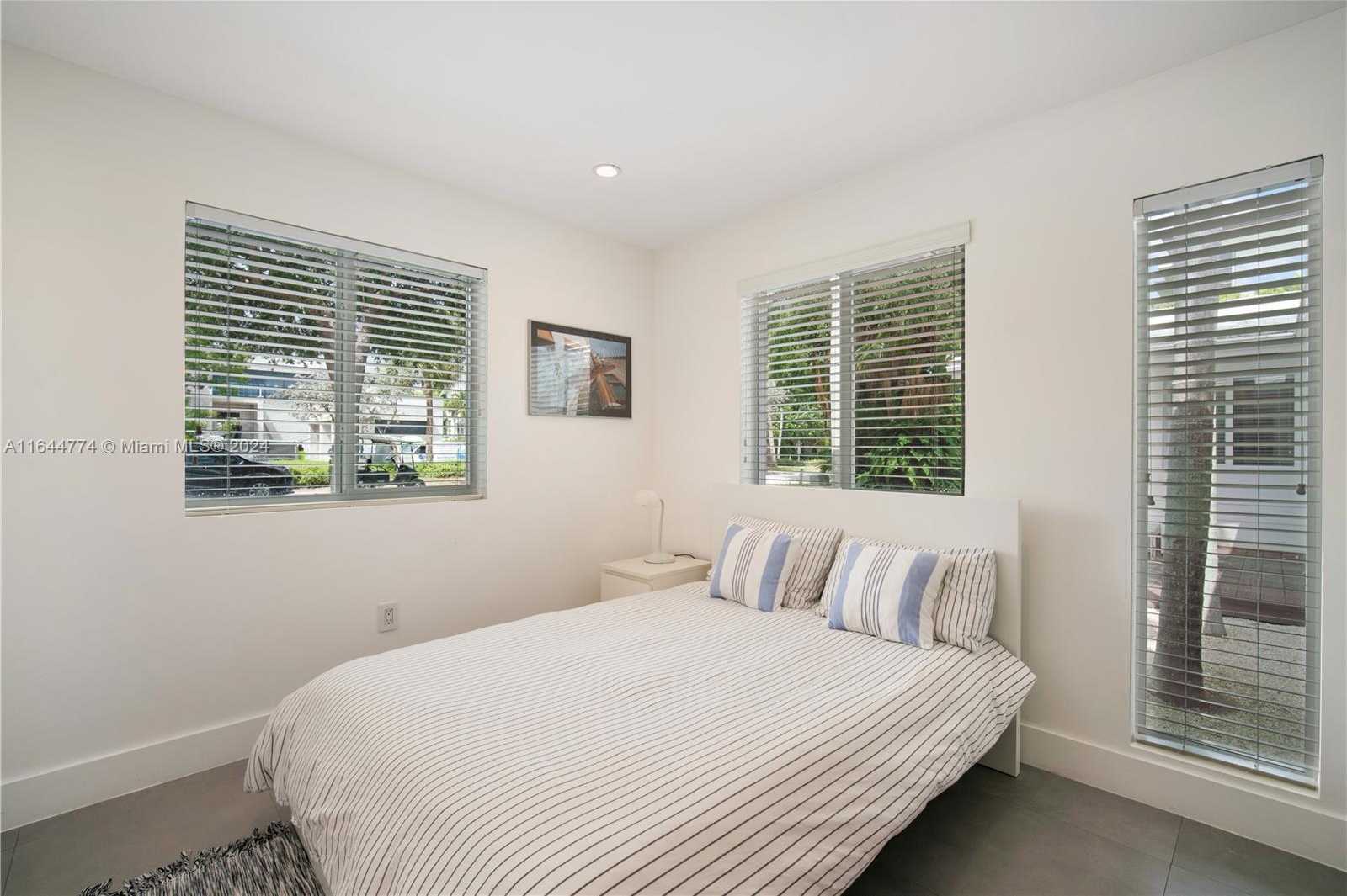 Small Image of 861 HARBOR DR, Key Biscayne Number 45
