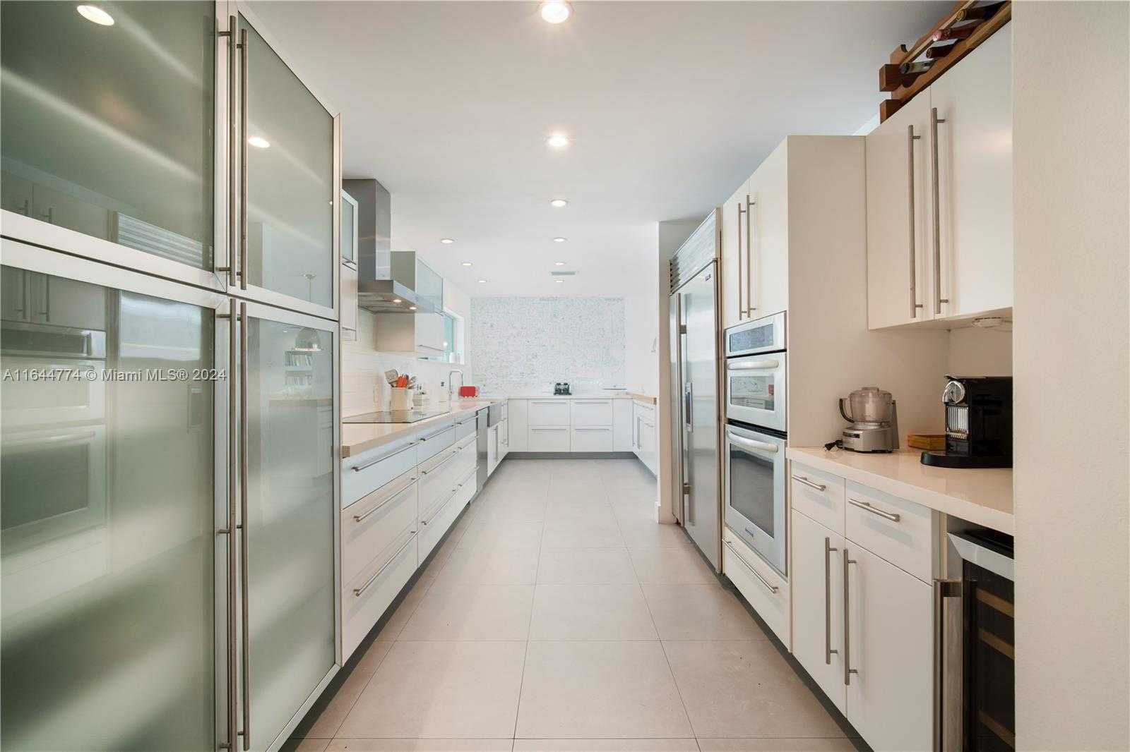 Small Image of 861 HARBOR DR, Key Biscayne Number 46