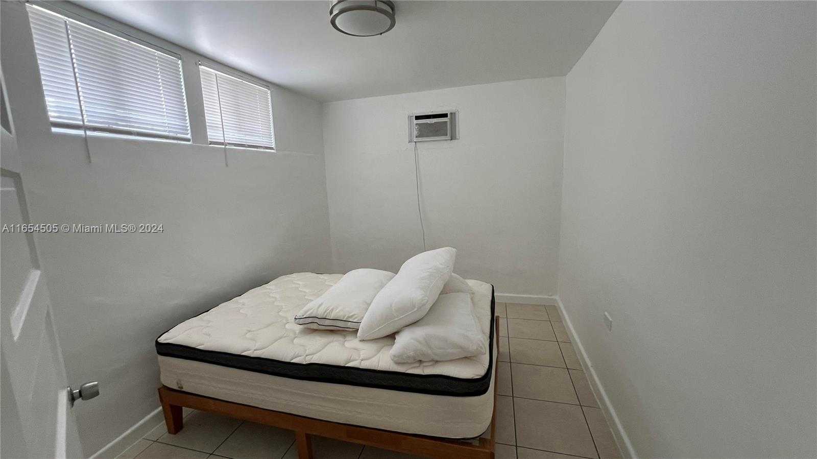 Small Image of Miami Number 15