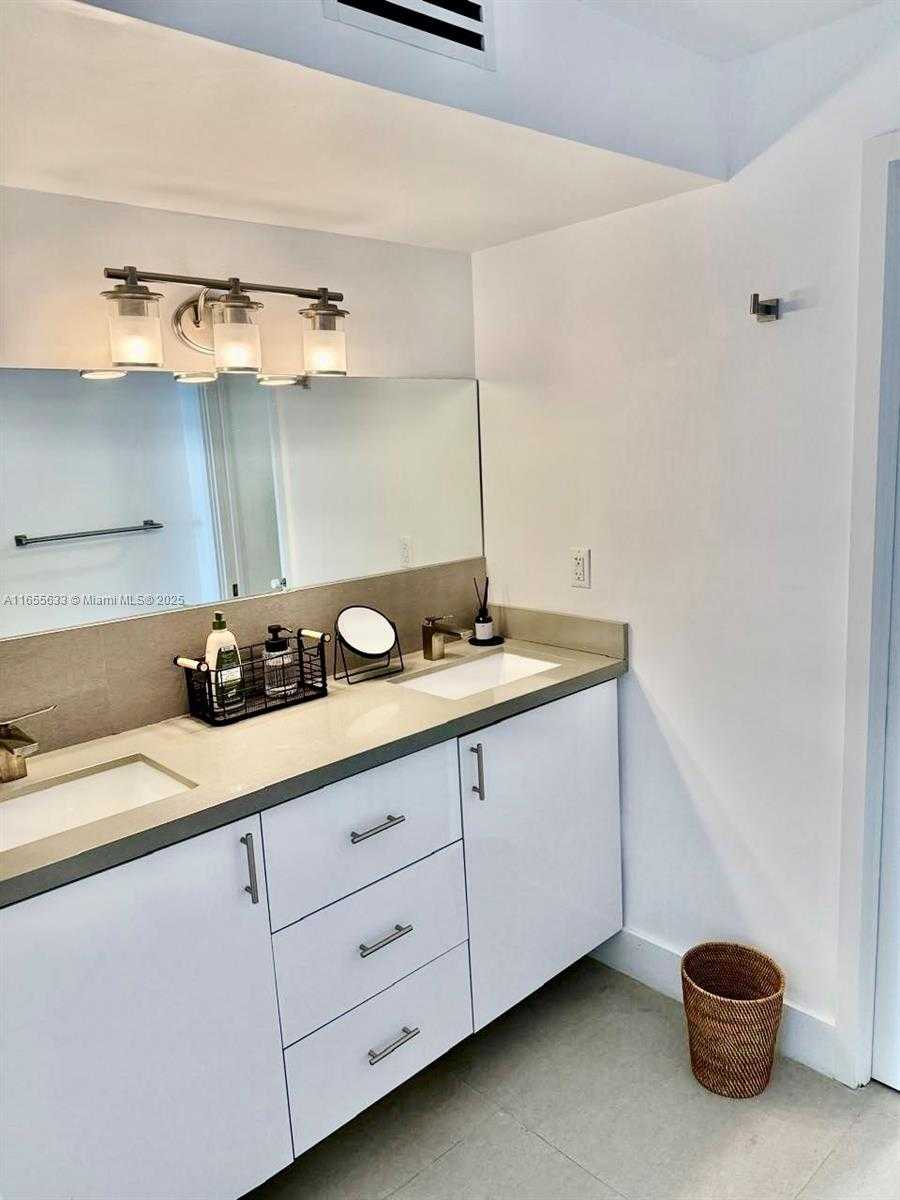 Small Image of 100 BAYVIEW DR #1906, Sunny Isles Beach Number 12