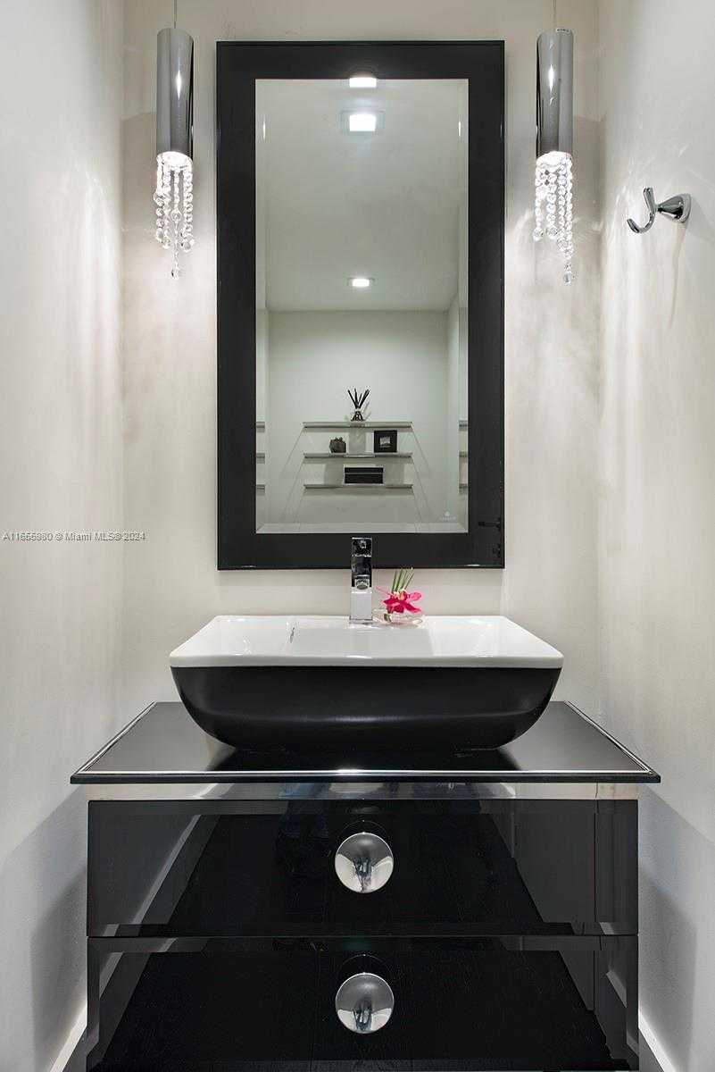 Small Image of 1455 OCEAN DR #1204, Miami Beach Number 12