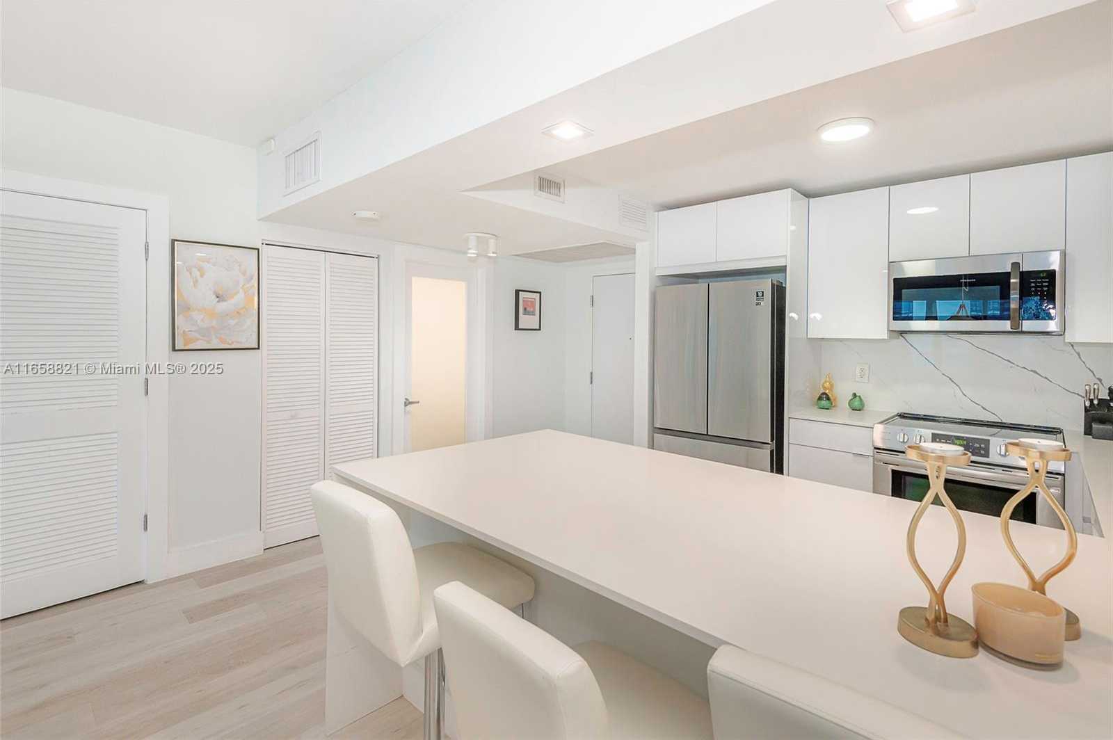 Small Image of 2301 COLLINS AVE #1505, Miami Beach Number 12