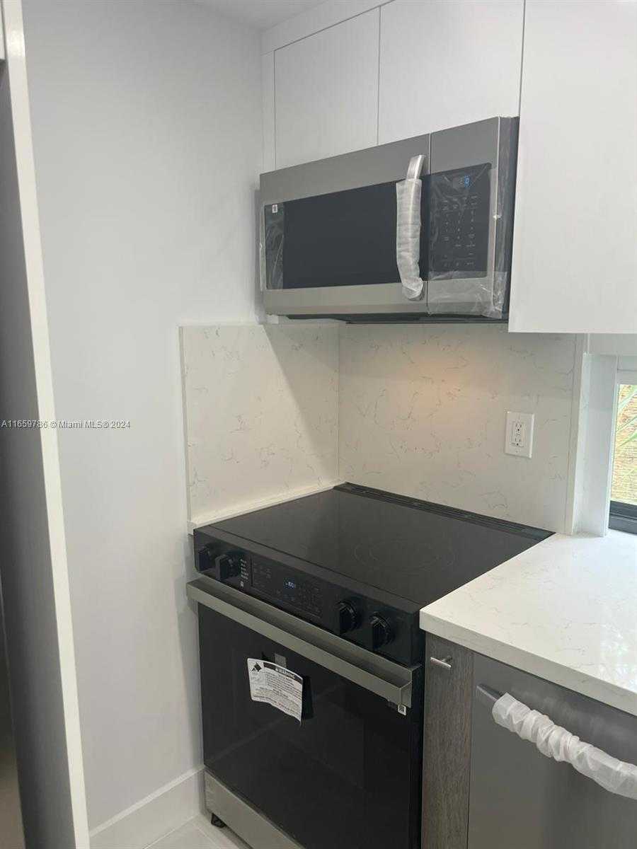 Small Image of 16919 NORTH BAY RD #301, Sunny Isles Beach Number 3