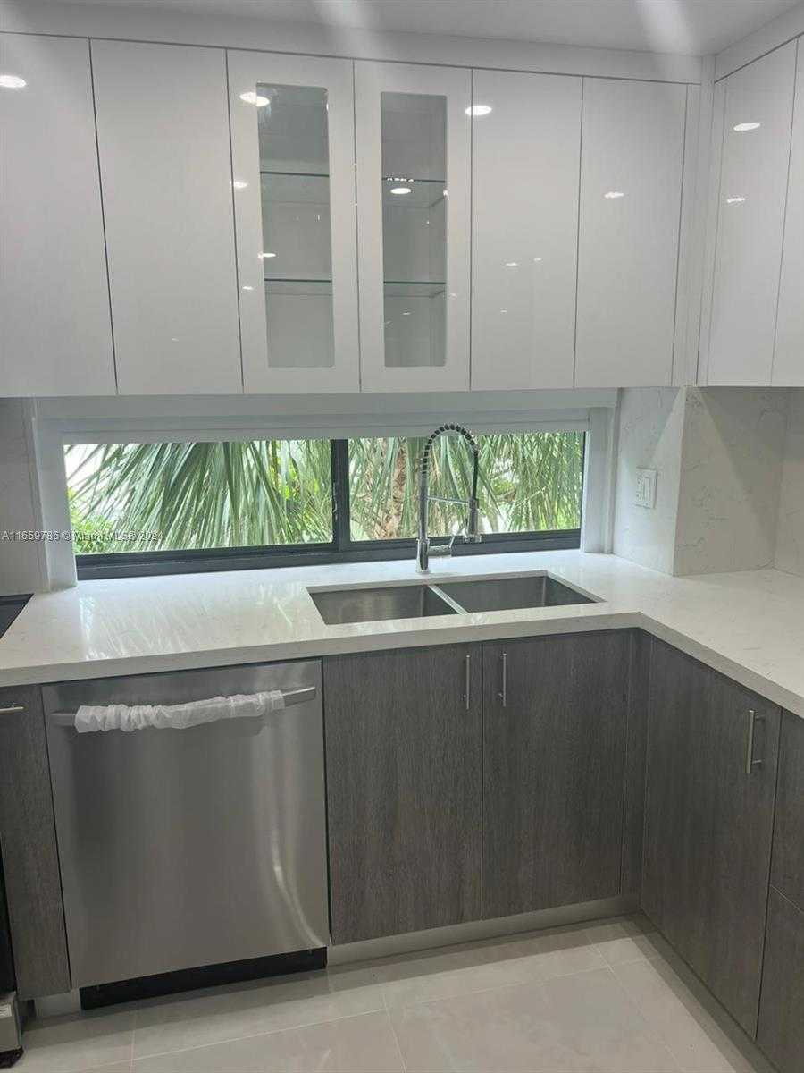 Small Image of 16919 NORTH BAY RD #301, Sunny Isles Beach Number 4