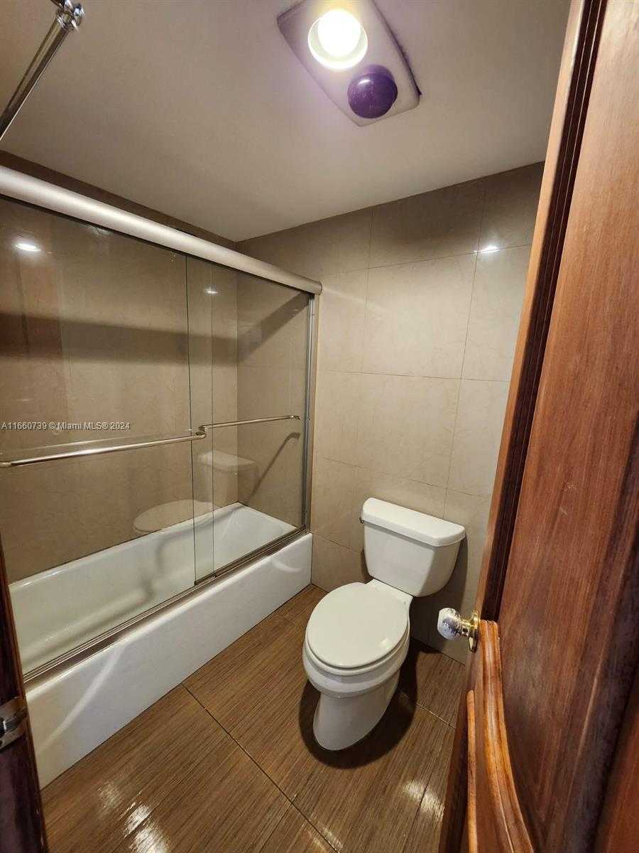 Small Image of 1825 S Ocean Dr, Hallandale Beach, FL 33009, USA Number 4
