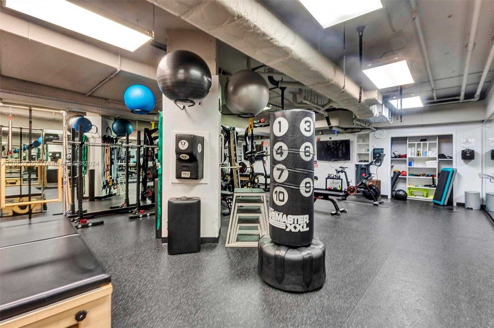 Small Image of 60 EDGEWATER DR #PH2D, Coral Gables Number 47