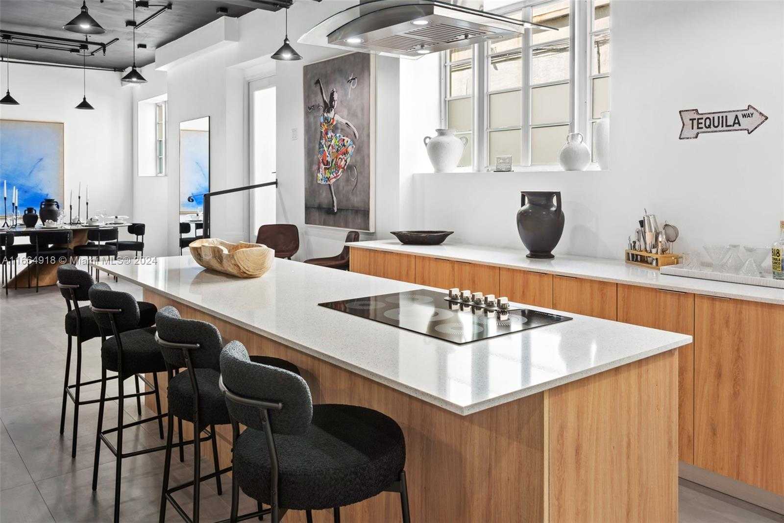 Small Image of 852 COLLINS AVE #101, Miami Beach Number 2