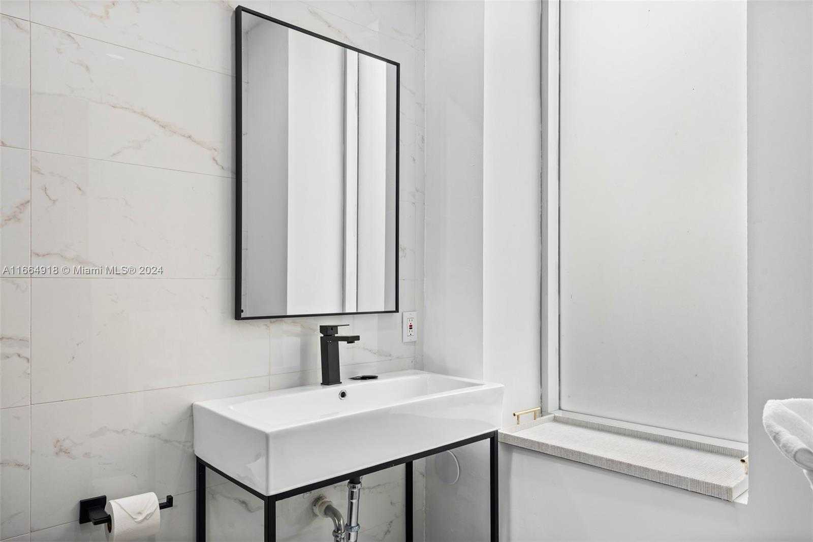 Small Image of 852 COLLINS AVE #101, Miami Beach Number 24