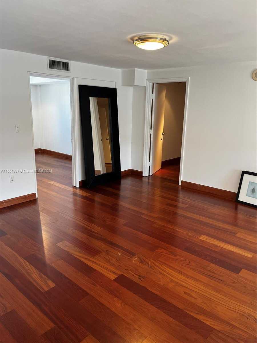Small Image of 1701 Sunset Harbour Dr, Miami Beach, FL 33139, USA Number 17