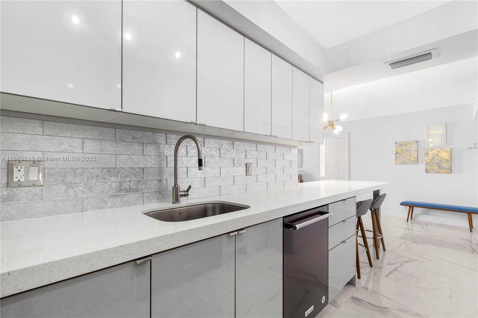 Small Image of 6039 COLLINS AVE #1527, Miami Beach Number 12