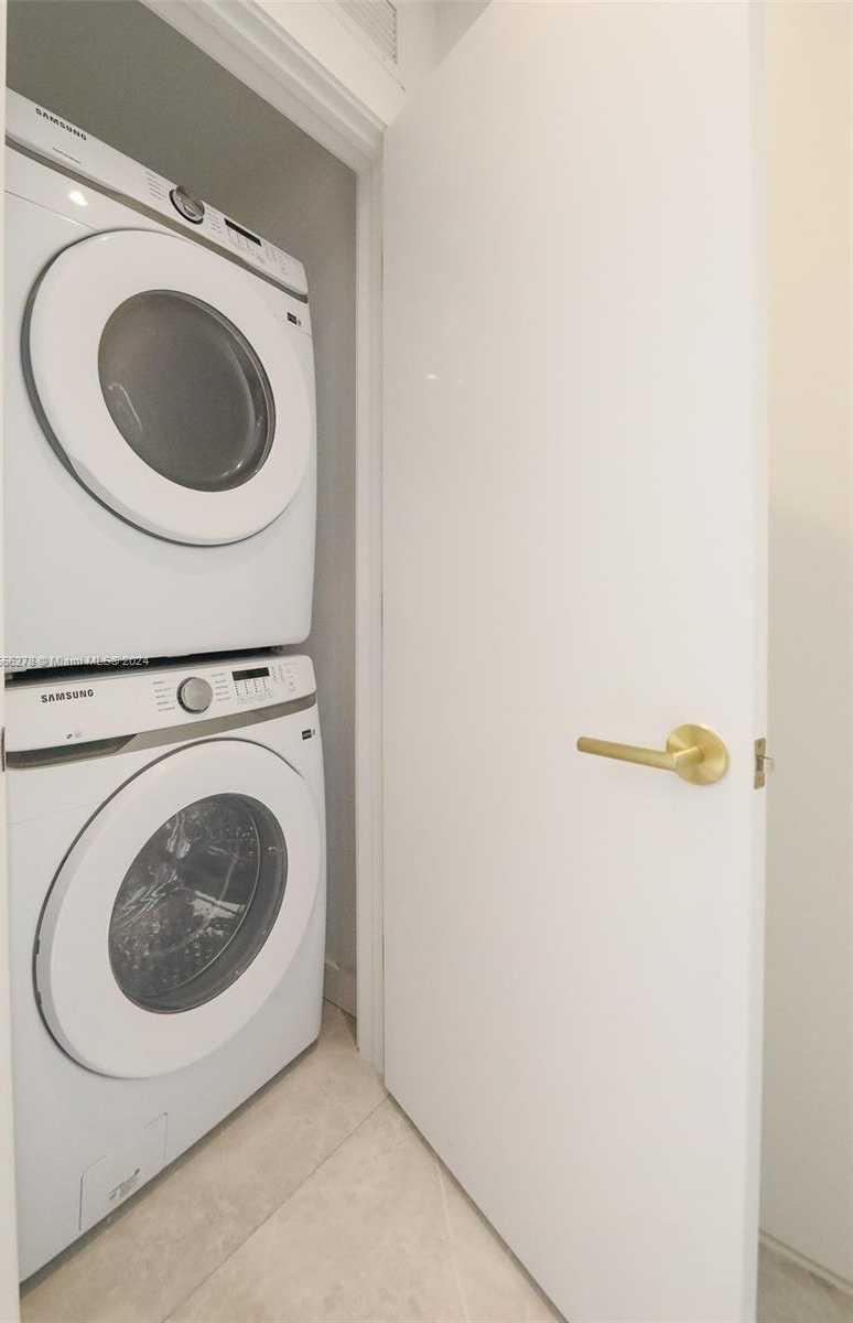 Small Image of 2678 TIGERTAIL AVE #1403, Coconut Grove Number 19