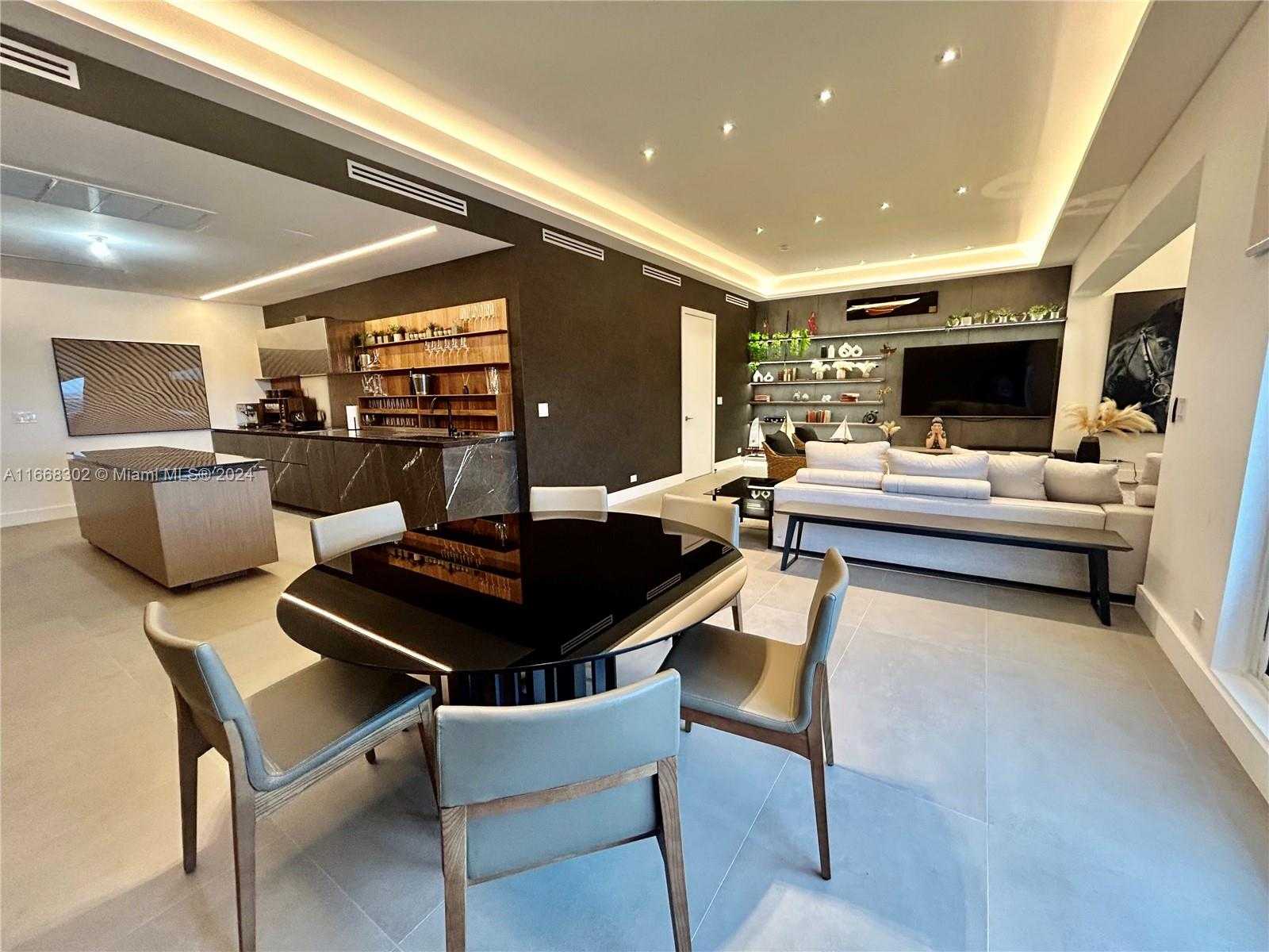 Small Image of 2301 Collins Ave, Miami Beach, FL 33139, USA Number 2