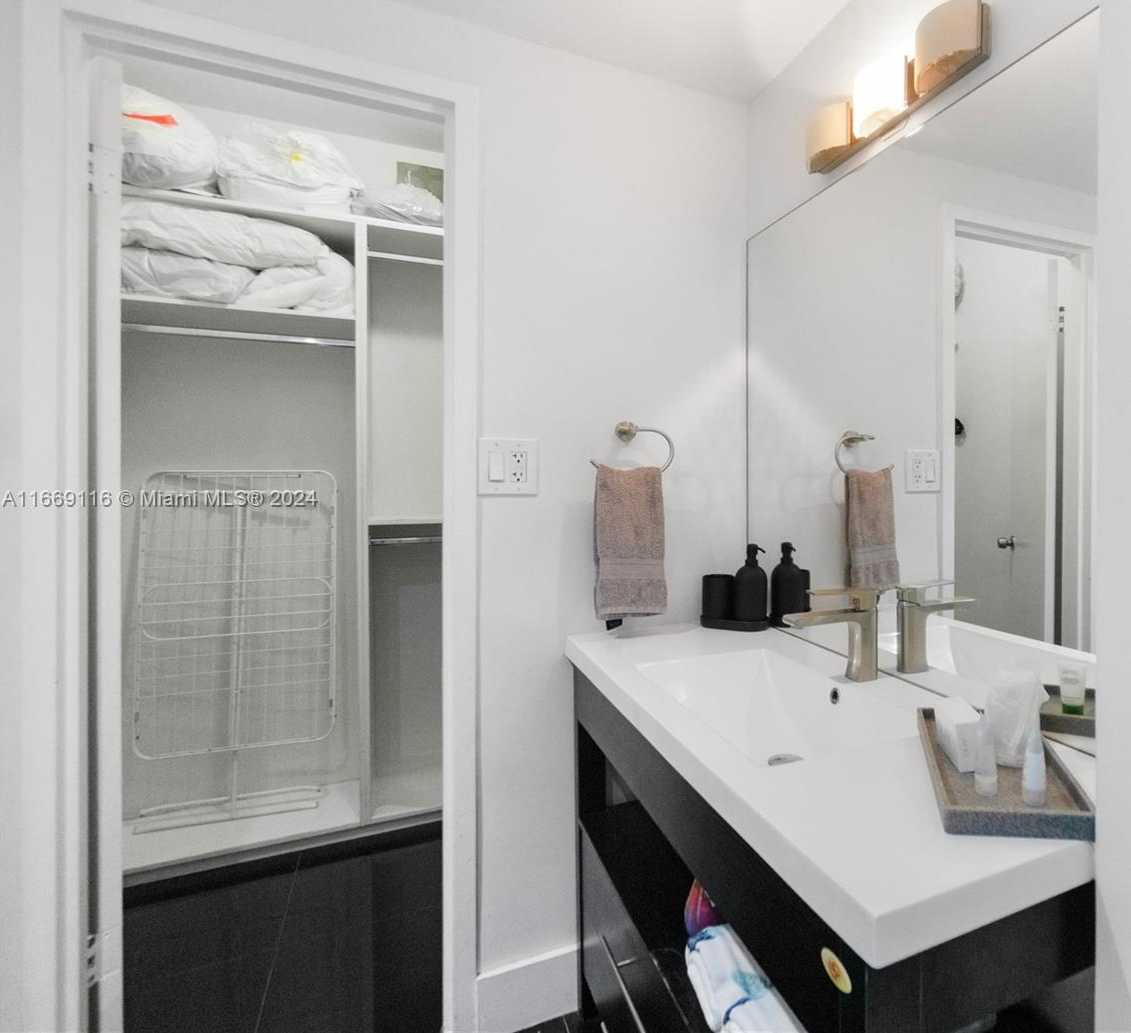 Small Image of 100 LINCOLN RD #1418, Miami Beach Number 8