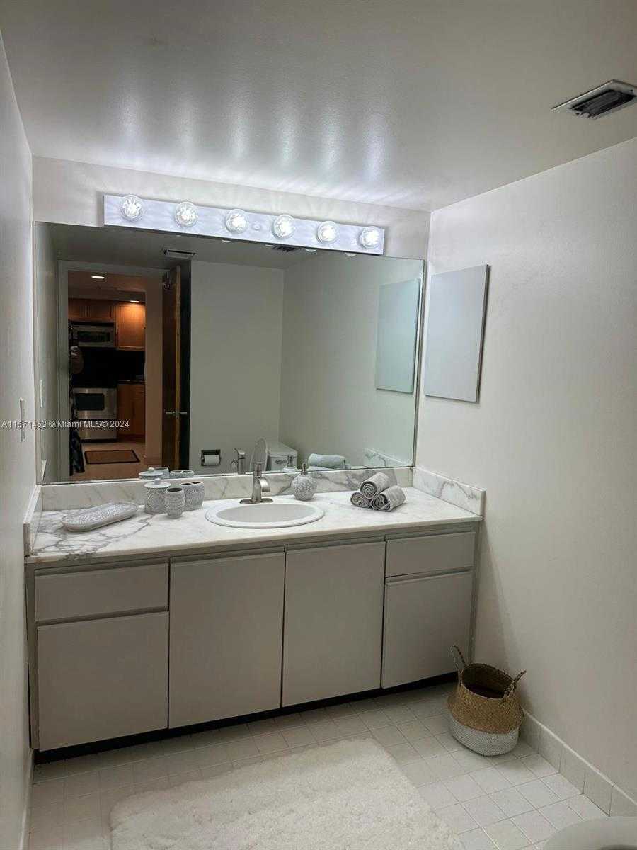 Small Image of 2555 COLLINS AVE #2410, Miami Beach Number 13