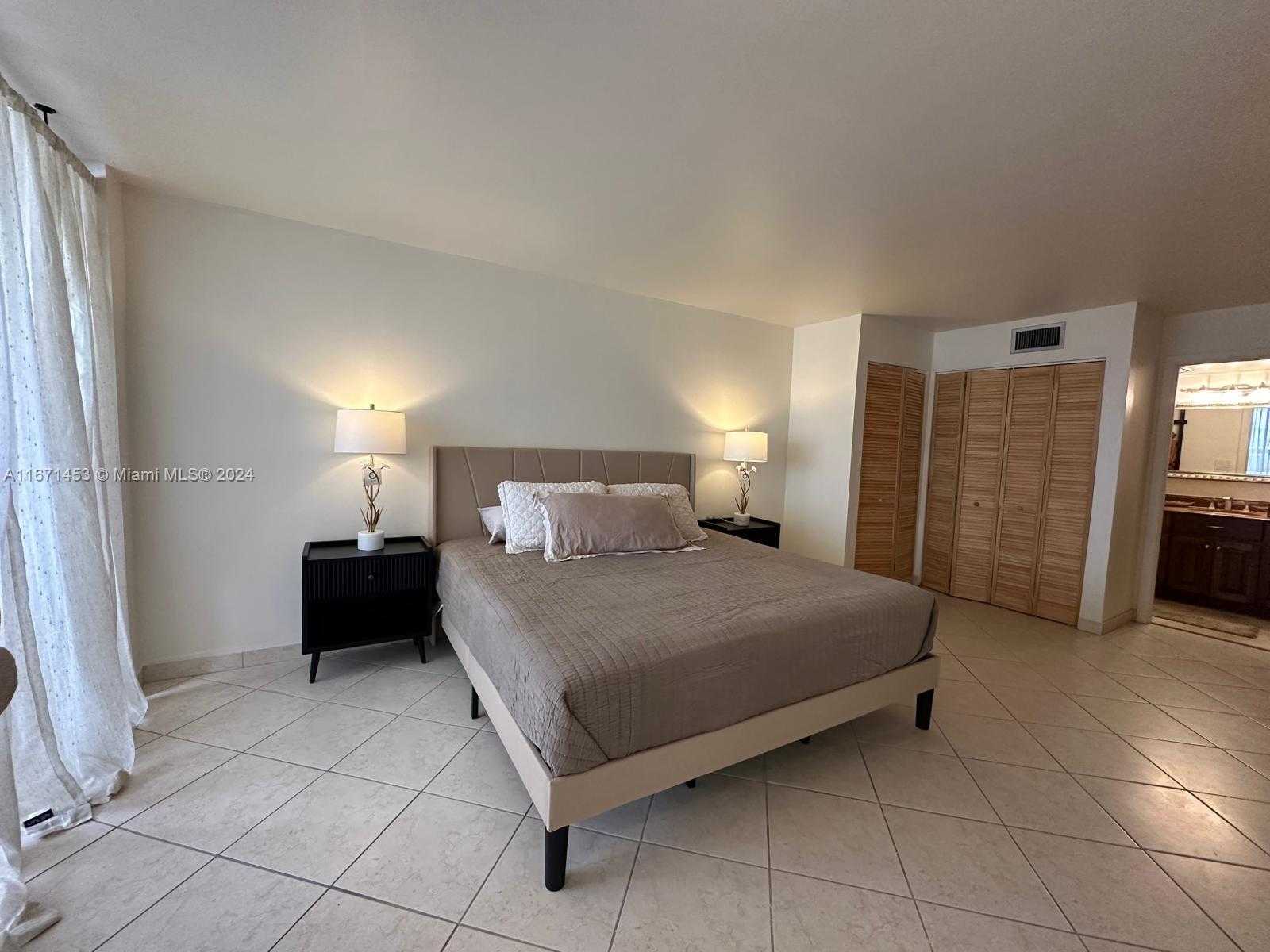 Small Image of 2555 COLLINS AVE #2410, Miami Beach Number 9