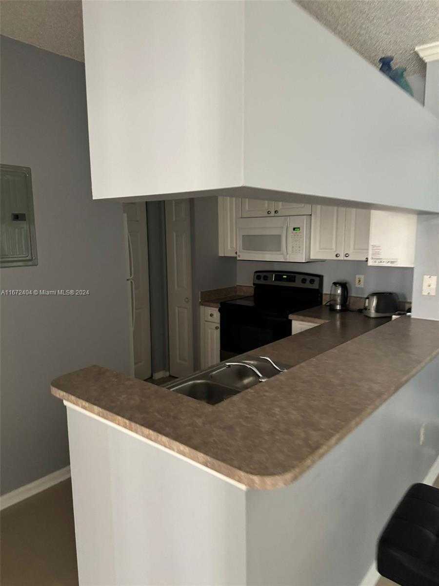 Small Image of 17100 NORTH BAY RD #1714, Sunny Isles Beach Number 4