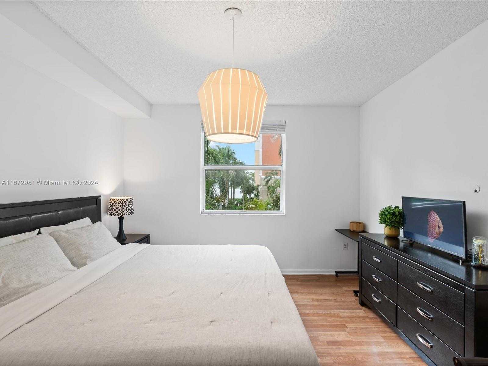 Small Image of 17125 N Bay Rd, Sunny Isles Beach, FL 33160, USA Number 14